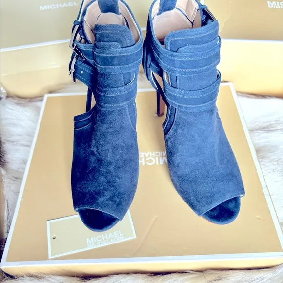 💋MICHEAL KORS BLAZE OPEN TO BOOTIE. 🦋IN A BEAUTIFUL SUEDE BLUE🦋THESE ARE HOT!