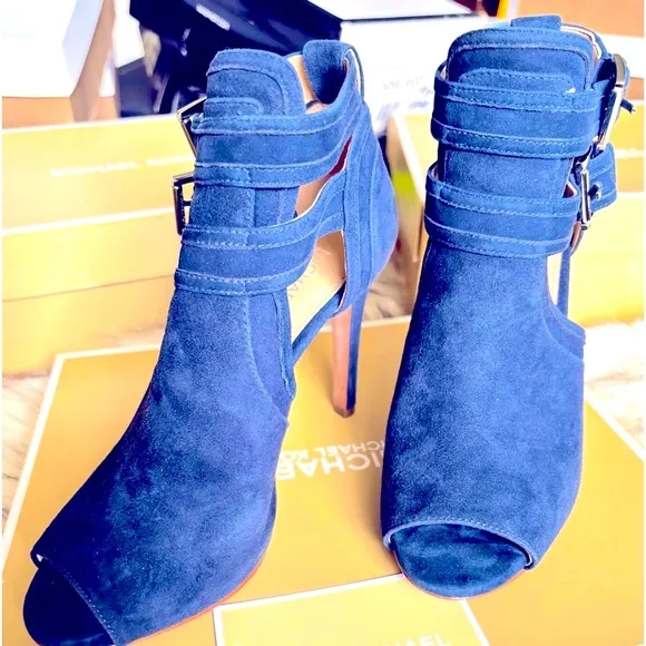 💋MICHEAL KORS BLAZE OPEN TO BOOTIE. 🦋IN A BEAUTIFUL SUEDE BLUE🦋THESE ARE HOT!