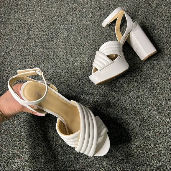 MICHEAL KORS White Neutral Royce Quilted Leather Platform Sandal Heels Shoes 7.5