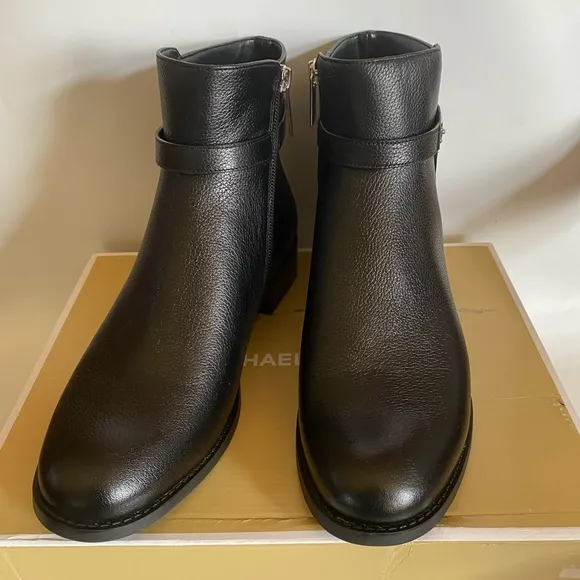 Micheal Kors🎈Finley flat boots black 9