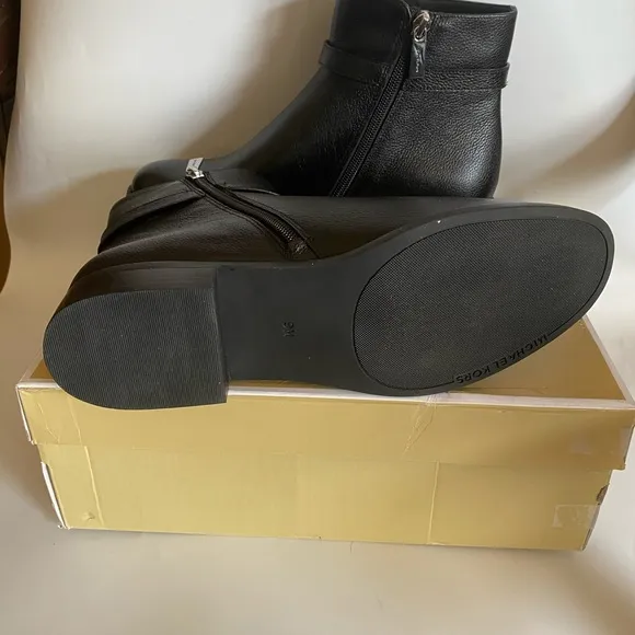 Micheal Kors🎈Finley flat boots black 9