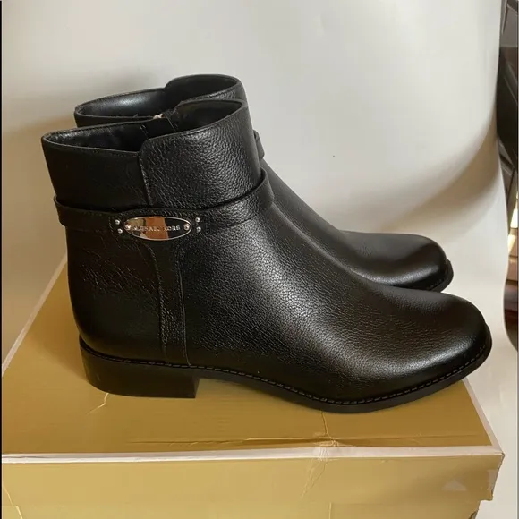 Micheal Kors🎈Finley flat boots black 9