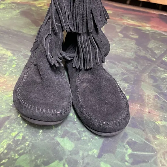 Minnetonka Womens 5-Layer Fringe Tall Boots 7 Black Soft Suede Moc Zip Flat Sz 8