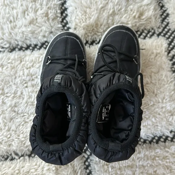 Moon Boot Kids ProTECHt low snow boots Size 2.5 Black &amp; White
