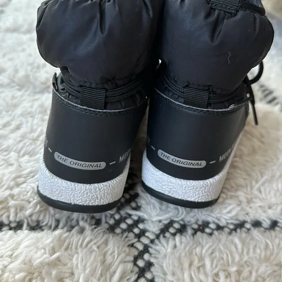 Moon Boot Kids ProTECHt low snow boots Size 2.5 Black &amp; White