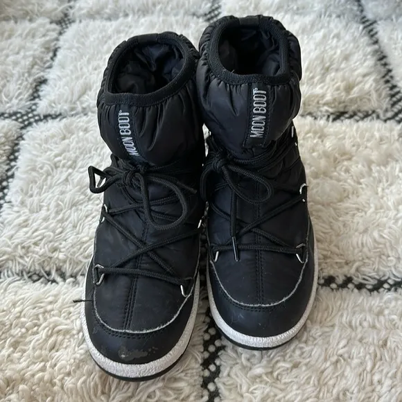 Moon Boot Kids ProTECHt low snow boots Size 2.5 Black &amp; White