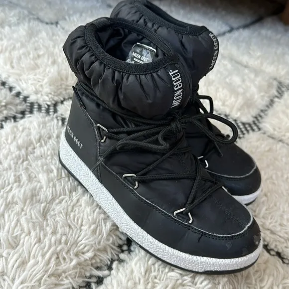 Moon Boot Kids ProTECHt low snow boots Size 2.5 Black &amp; White
