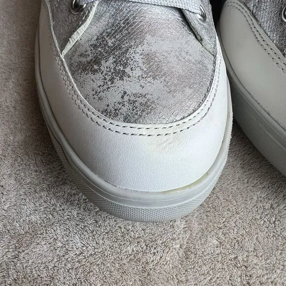 Munro Gabbie White Silver Metallic Printed Leather Sneakers Women 9.5 M Side Zip