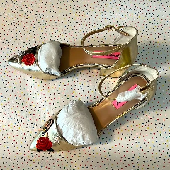 NEW BETSEY JOHNSON RARE CAILY GOLD FLORAL KITTEN BLOCK HEEL/SANDAL