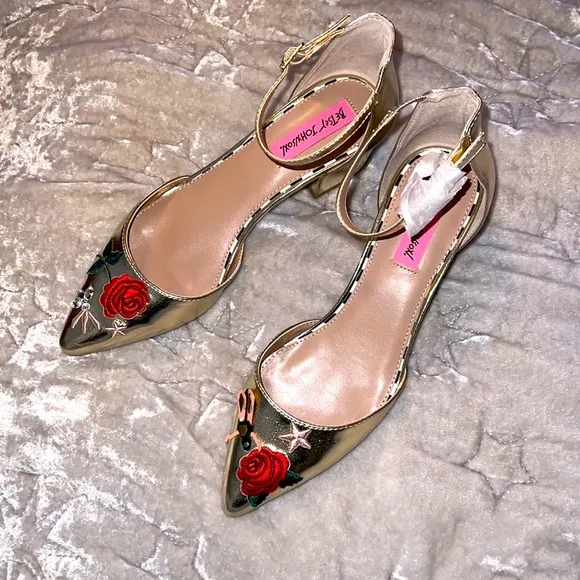 NEW BETSEY JOHNSON RARE CAILY GOLD FLORAL KITTEN BLOCK HEEL/SANDAL