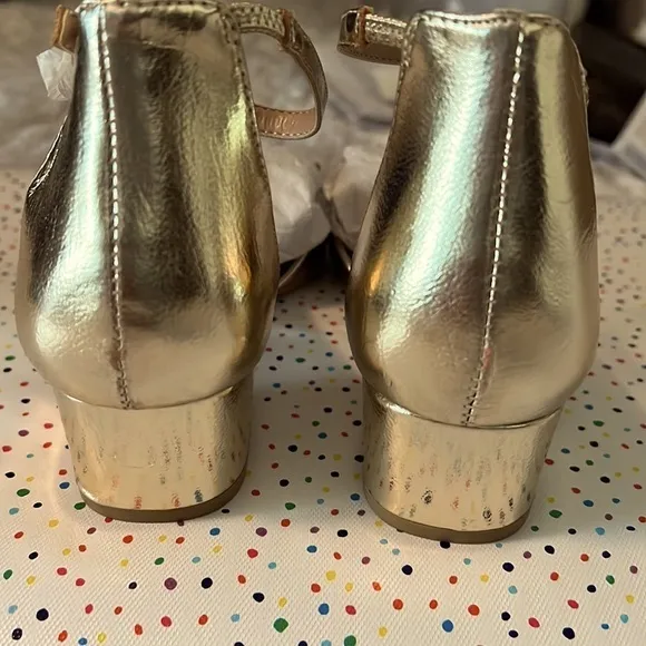 NEW BETSEY JOHNSON RARE CAILY GOLD FLORAL KITTEN BLOCK HEEL/SANDAL