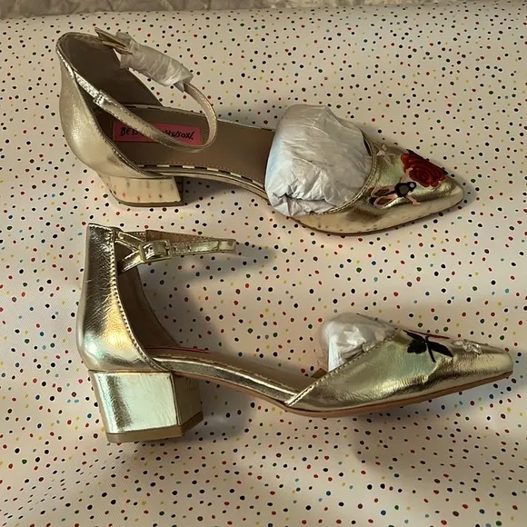 NEW BETSEY JOHNSON RARE CAILY GOLD FLORAL KITTEN BLOCK HEEL/SANDAL