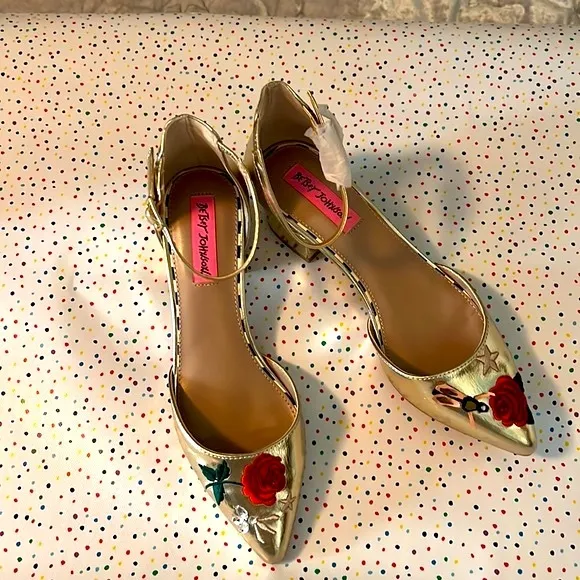NEW BETSEY JOHNSON RARE CAILY GOLD FLORAL KITTEN BLOCK HEEL/SANDAL