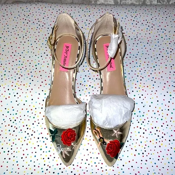 NEW BETSEY JOHNSON RARE CAILY GOLD FLORAL KITTEN BLOCK HEEL/SANDAL