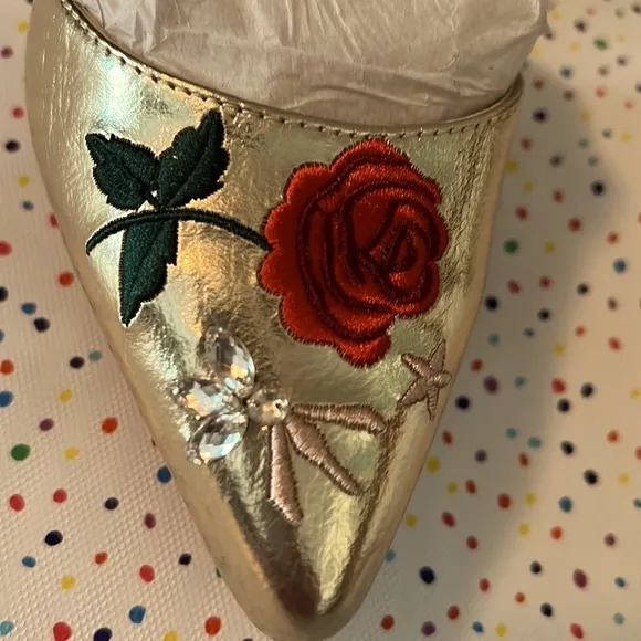 NEW BETSEY JOHNSON RARE CAILY GOLD FLORAL KITTEN BLOCK HEEL/SANDAL