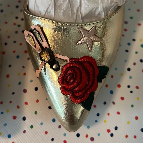 NEW BETSEY JOHNSON RARE CAILY GOLD FLORAL KITTEN BLOCK HEEL/SANDAL