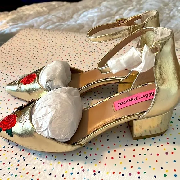 NEW BETSEY JOHNSON RARE CAILY GOLD FLORAL KITTEN BLOCK HEEL/SANDAL