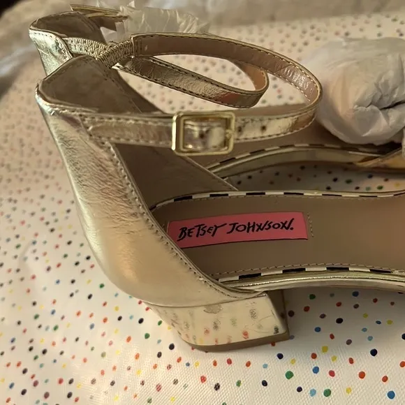 NEW BETSEY JOHNSON RARE CAILY GOLD FLORAL KITTEN BLOCK HEEL/SANDAL