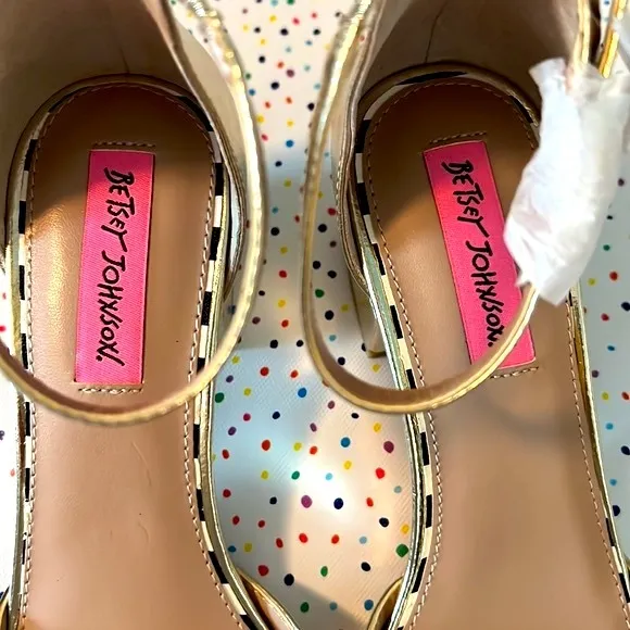 NEW BETSEY JOHNSON RARE CAILY GOLD FLORAL KITTEN BLOCK HEEL/SANDAL