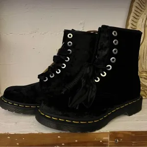 NEW DR. MARTENS W7 VEGAN 1460 WOMEN'S CRUSHED VELVET LACE UP BOOTS BLACK SILVER