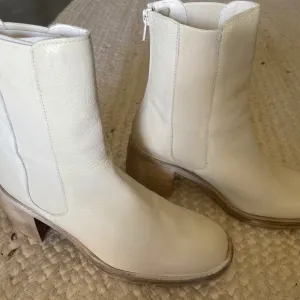 NEW Free People Chelsea Boots