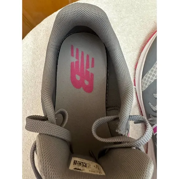 New! New Balance Kids Size 6 (Large) Wide Running Shoe Gray Pink White