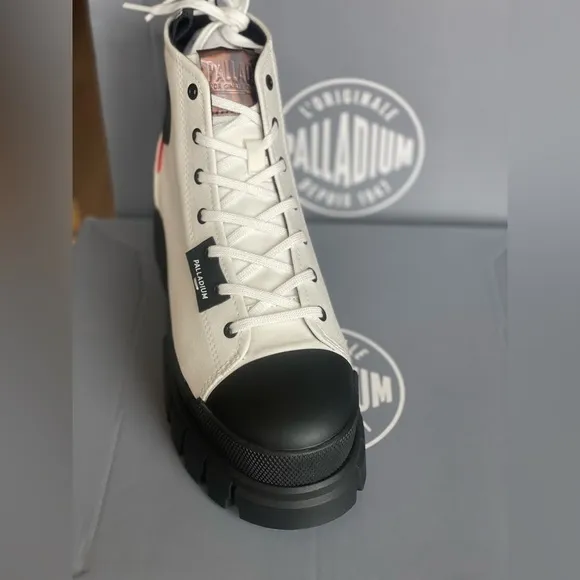 New | Palladium Women’s Revolt High Top Star White and Black  Sneakers, size 9
