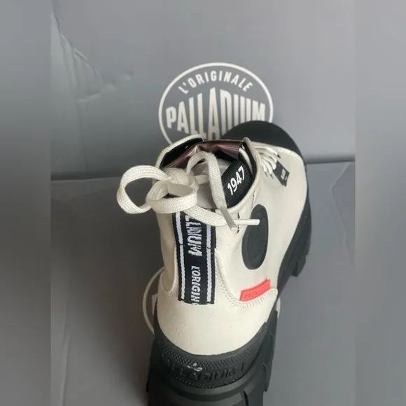 New | Palladium Women’s Revolt High Top Star White and Black  Sneakers, size 9