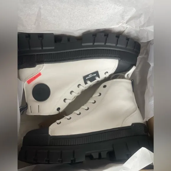 New | Palladium Women’s Revolt High Top Star White and Black  Sneakers, size 9