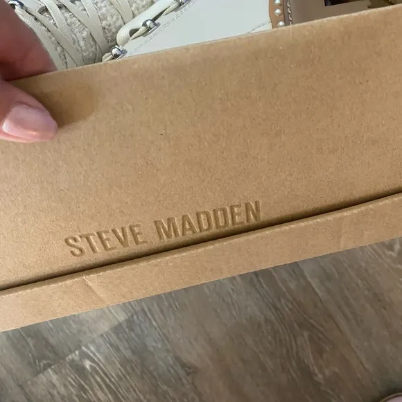 New Steve Madden Rainier Boots Cream and Brown Lace Up Boots sz 9.5