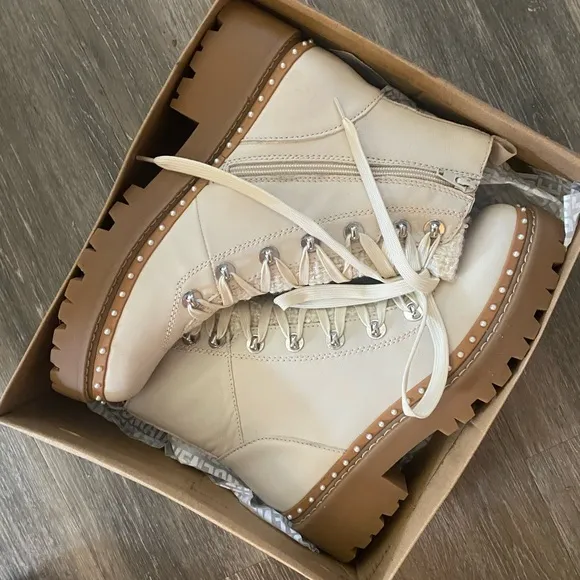 New Steve Madden Rainier Boots Cream and Brown Lace Up Boots sz 9.5
