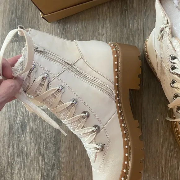 New Steve Madden Rainier Boots Cream and Brown Lace Up Boots sz 9.5