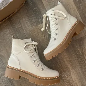 New Steve Madden Rainier Boots Cream and Brown Lace Up Boots sz 9.5