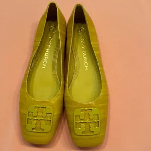 New Tory Burch Leather Flat Shoes. Size 8.5