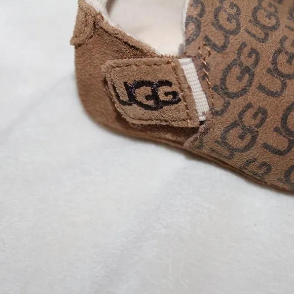 NIB‎ UGG INFANT UNISEX BOYS GIRLS SUEDE LOGO CRIB SHOES CHESTNUT