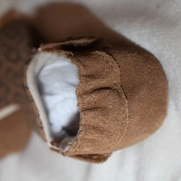 NIB‎ UGG INFANT UNISEX BOYS GIRLS SUEDE LOGO CRIB SHOES CHESTNUT