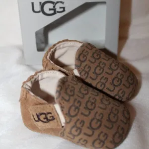 NIB‎ UGG INFANT UNISEX BOYS GIRLS SUEDE LOGO CRIB SHOES CHESTNUT