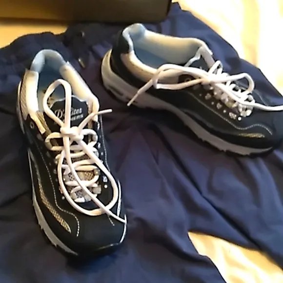 NIB Women's Skechers D'Lites blue and white WIDE shoes size 6.5 💢WIDE💢