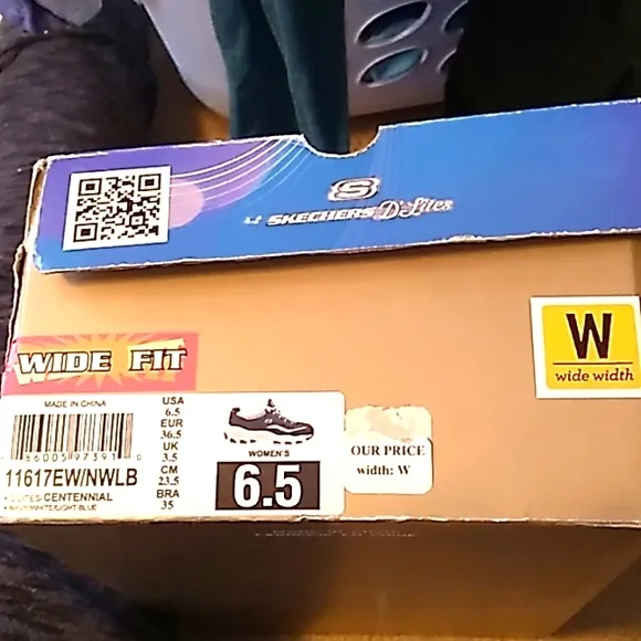NIB Women's Skechers D'Lites blue and white WIDE shoes size 6.5 💢WIDE💢