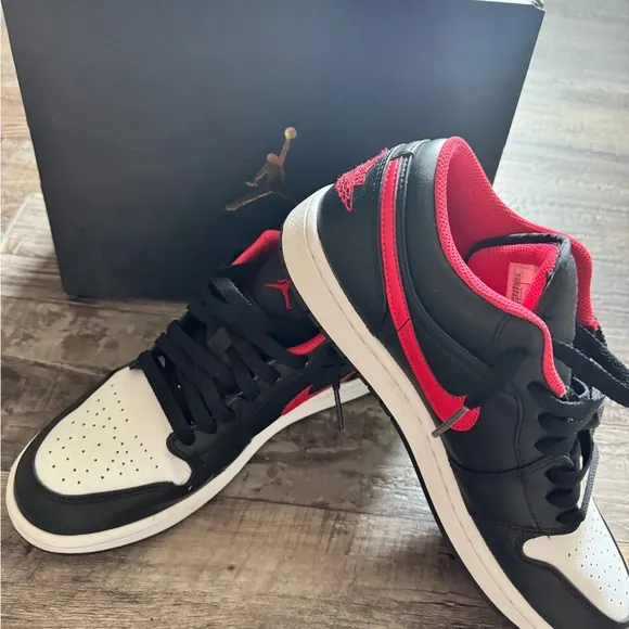 Nike Air Jordan 1 lows Men's Black and Red Sneakers