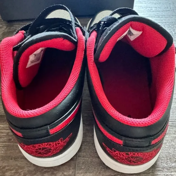 Nike Air Jordan 1 lows Men's Black and Red Sneakers