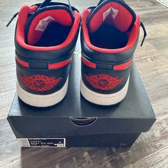 Nike Air Jordan 1 lows Men's Black and Red Sneakers