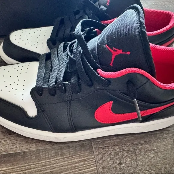 Nike Air Jordan 1 lows Men's Black and Red Sneakers