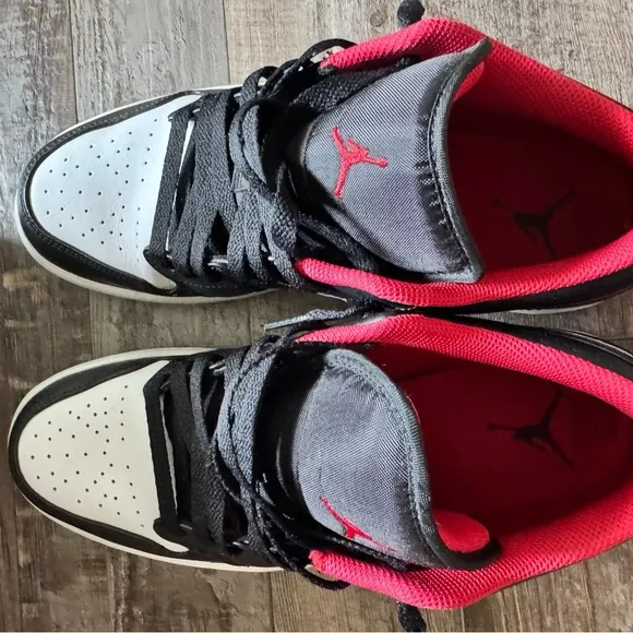 Nike Air Jordan 1 lows Men's Black and Red Sneakers