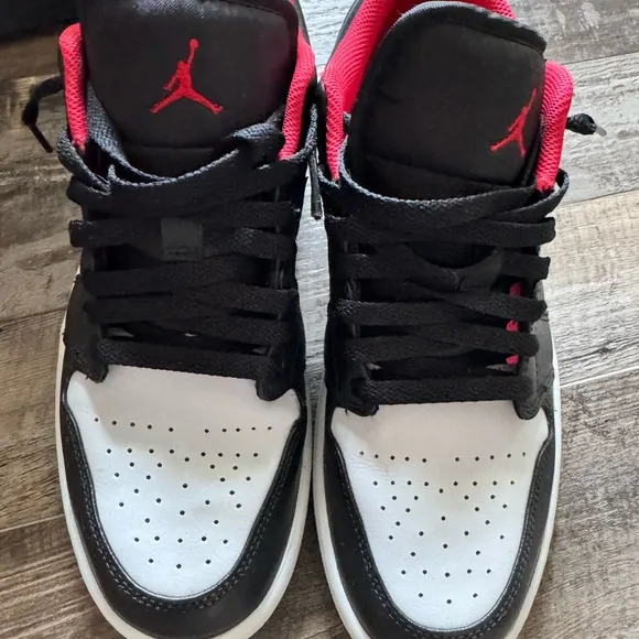 Nike Air Jordan 1 lows Men's Black and Red Sneakers