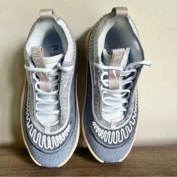 NIKE Cosmic Unity 3 Be True To Her School Women's Shoe Size 6.5 #960