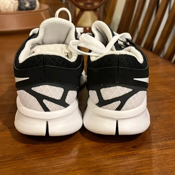 Nike Free Run  2 shoes sneakers 443816 001 new black white Women’s Size 6