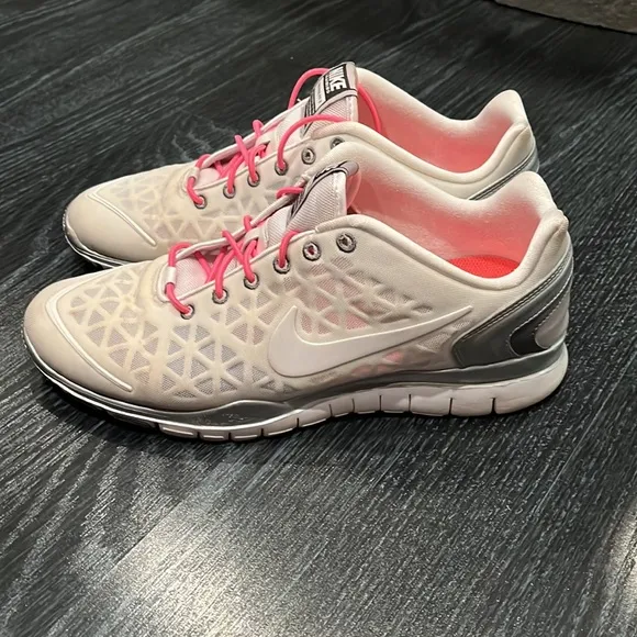 Nike Free TR Fit 2 shoes sneakers 487789 102 vintage 2011 womens size 9.5 white