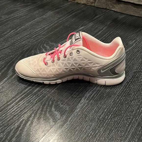 Nike Free TR Fit 2 shoes sneakers 487789 102 vintage 2011 womens size 9.5 white