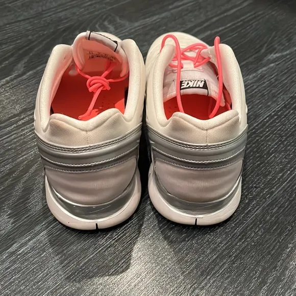 Nike Free TR Fit 2 shoes sneakers 487789 102 vintage 2011 womens size 9.5 white